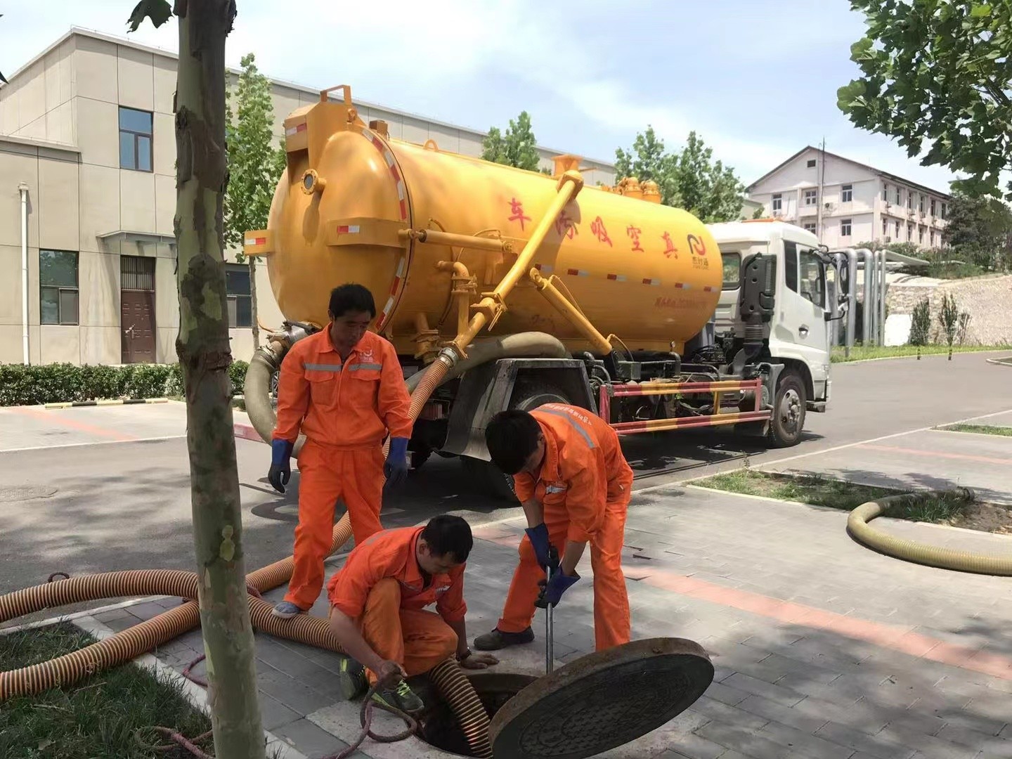 浉河管道疏通车停在窨井附近