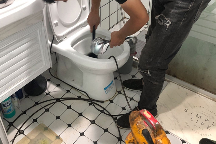 浉河马桶堵塞自己疏通还是找师傅？专业上门服务让你省时更省心